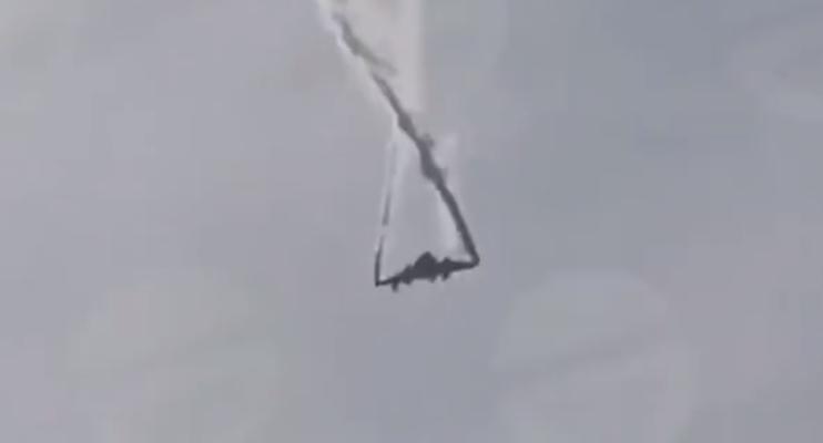 土耳其一架C-130运输机执行任务时突然空中解体，机翼发动机舱全脱落，20名机组