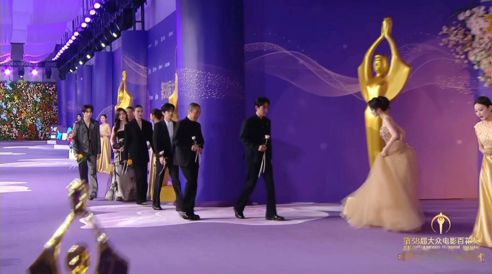 这下真成礼仪小姐了