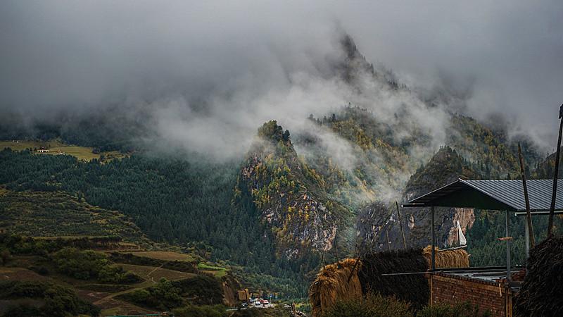 最印象深刻的一次旅行 前年深秋去甘南，在扎尕那山脚下的民宿住了三晚。
第一天起大