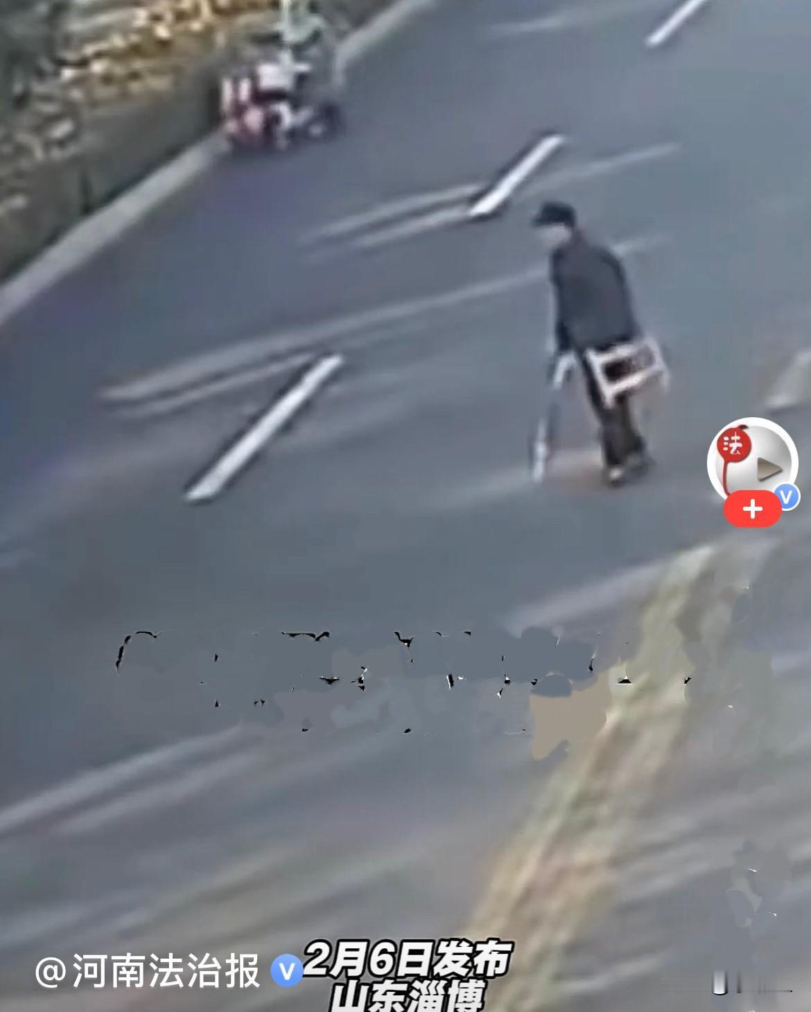 近日，山东淄博一老人被“老头乐”撞到了，那就要看谁更老了[偷笑]
     一老