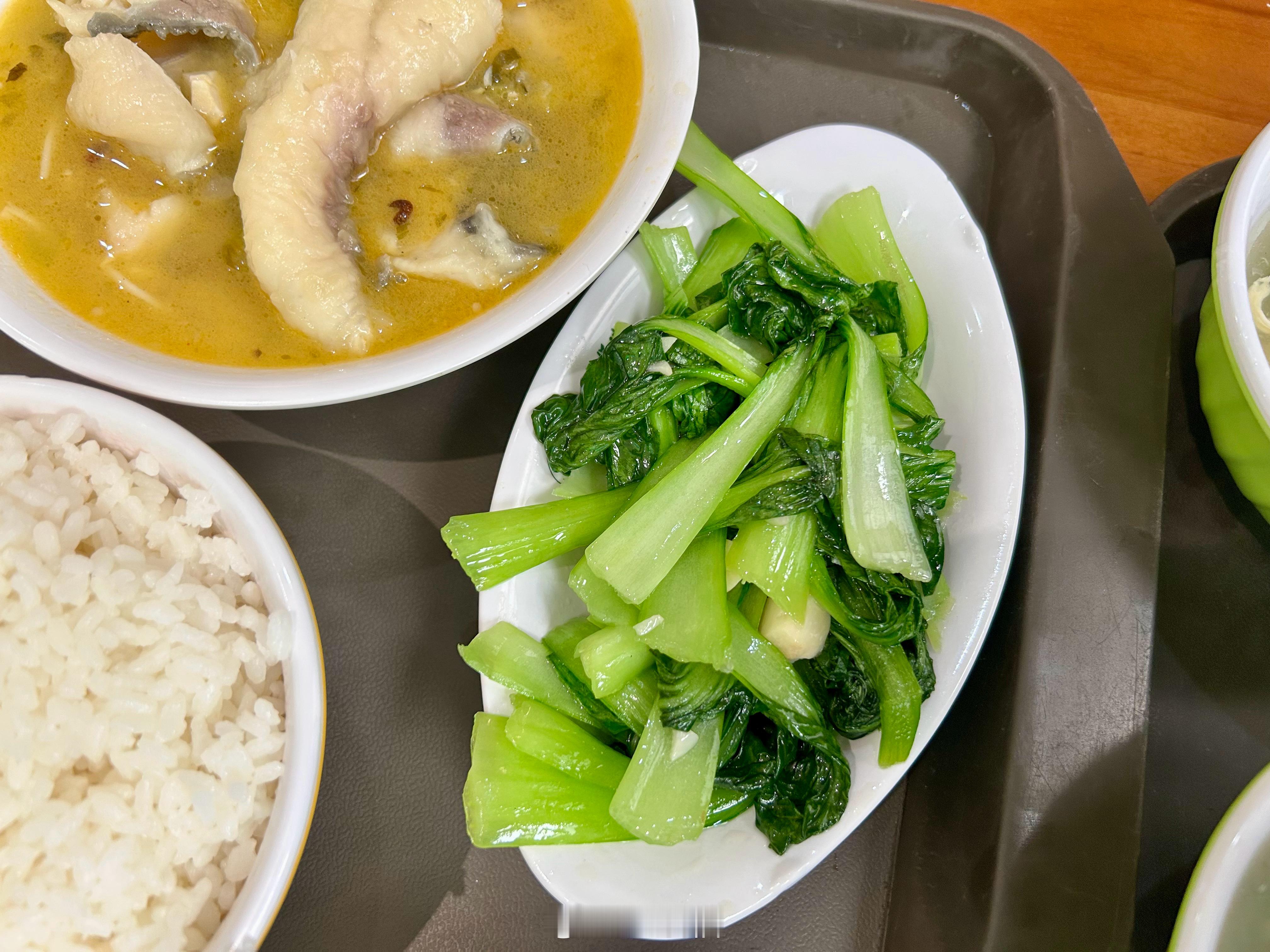 吃食堂啦～谢谢兄弟姐妹们的祝福～接到柚子哥哥的时候，班主任让他给我带了两支康乃馨