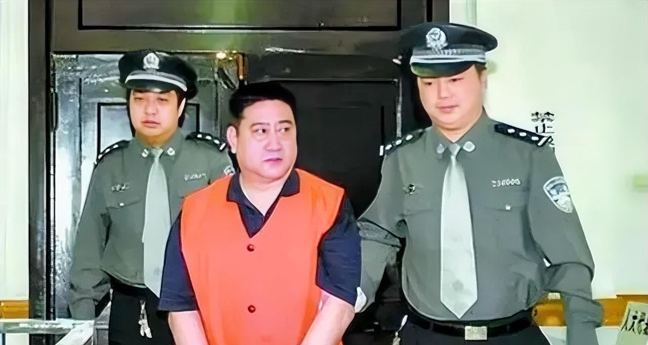 林福久敛财5800万，霸占舞女玩弄权色，包养情妇生子。
 
原鞍山市公安局内保分