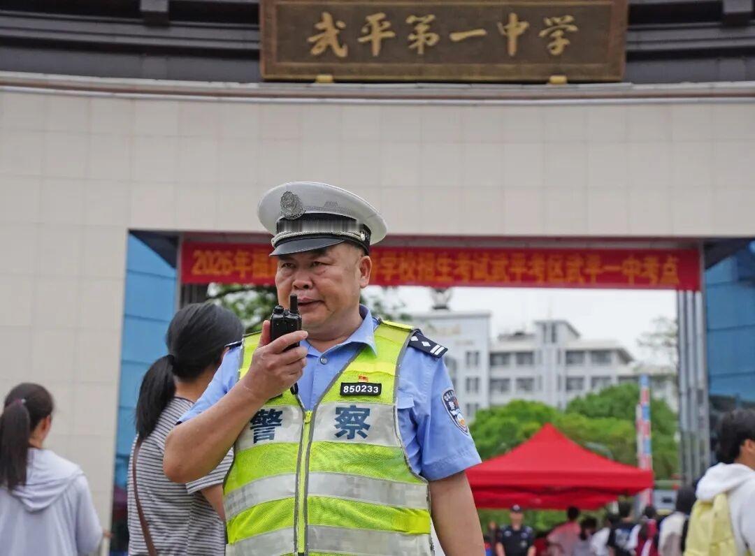 十七载护考收官！老交警用37年藏起最动人的坚守
 （个人观点仅供参考，无任何不良
