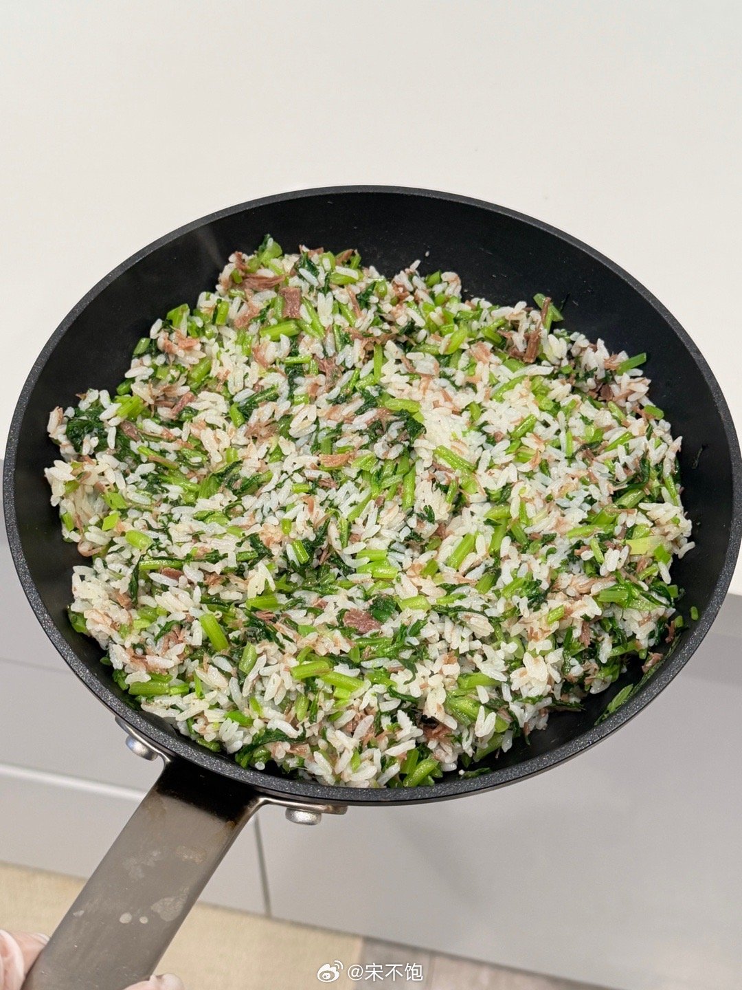 为了让娃多吃几口青菜，老母亲也是煞费苦心，这个茼蒿牛肉炒饭，既能当减脂餐又能当儿
