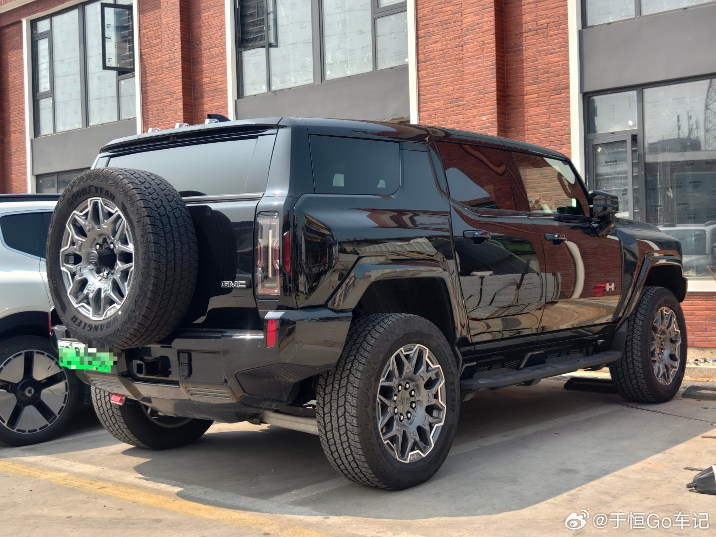 现在这油价，开悍马也得考虑油耗了 