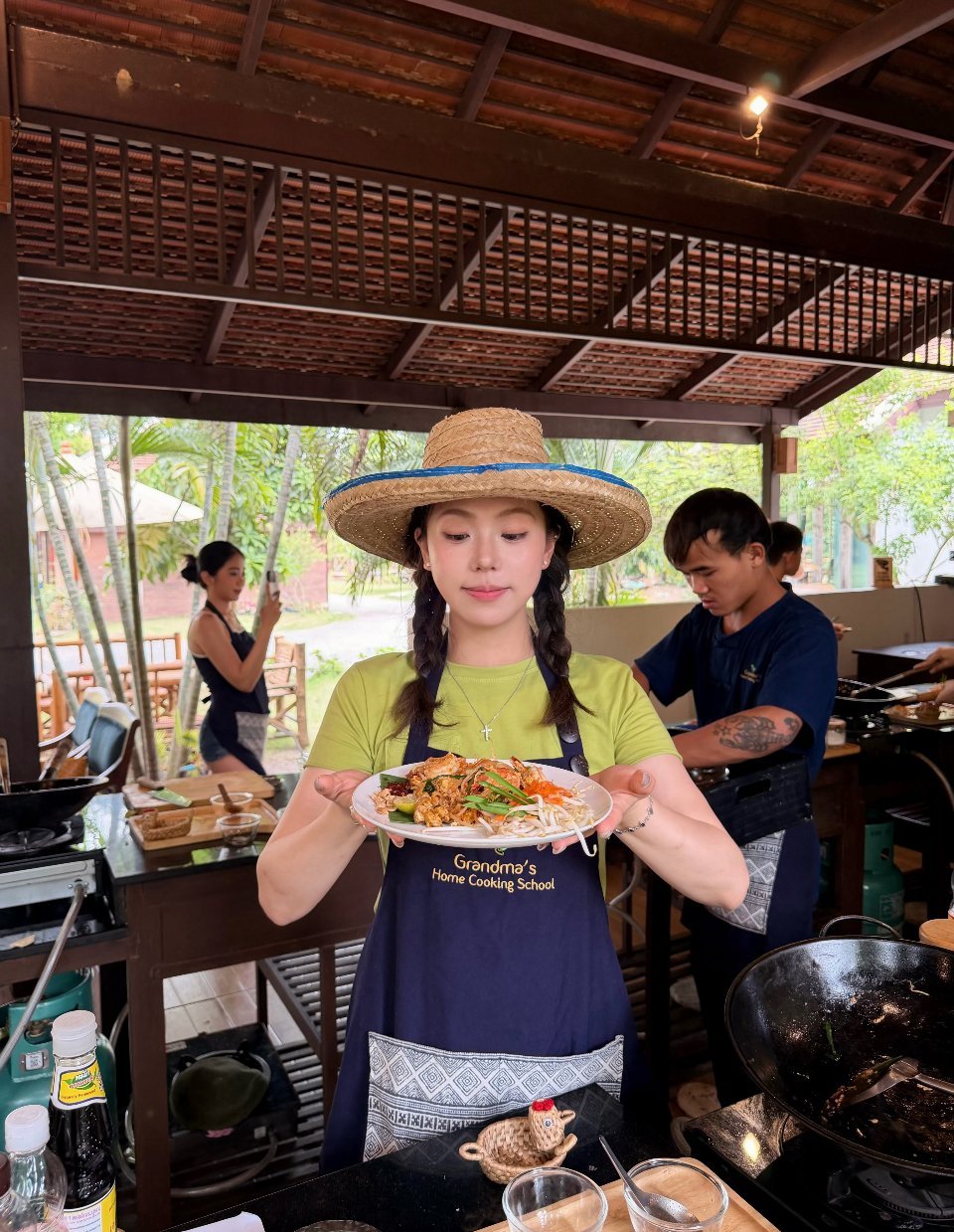 思慕社字母 终于有一天，我可以平静地路过我们曾一起等过公交的站台。风还是那年的风