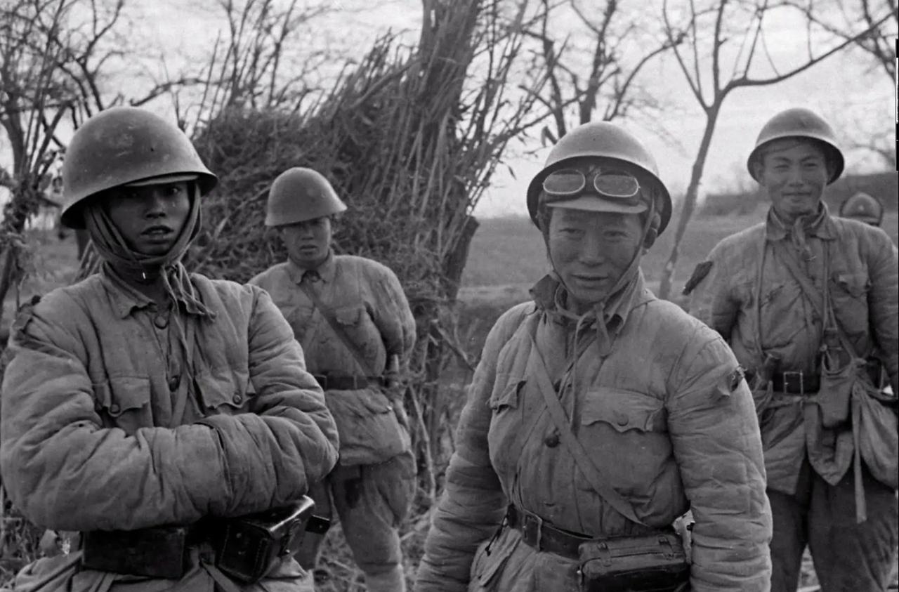 士兵们头戴的是日本90式钢盔，这是抗战胜利后国民政府接收的日军遗留装备，也是当时