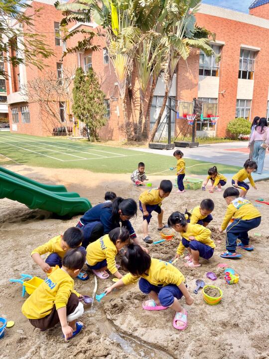 中山。。。终于知道幼儿园里面的生活呢