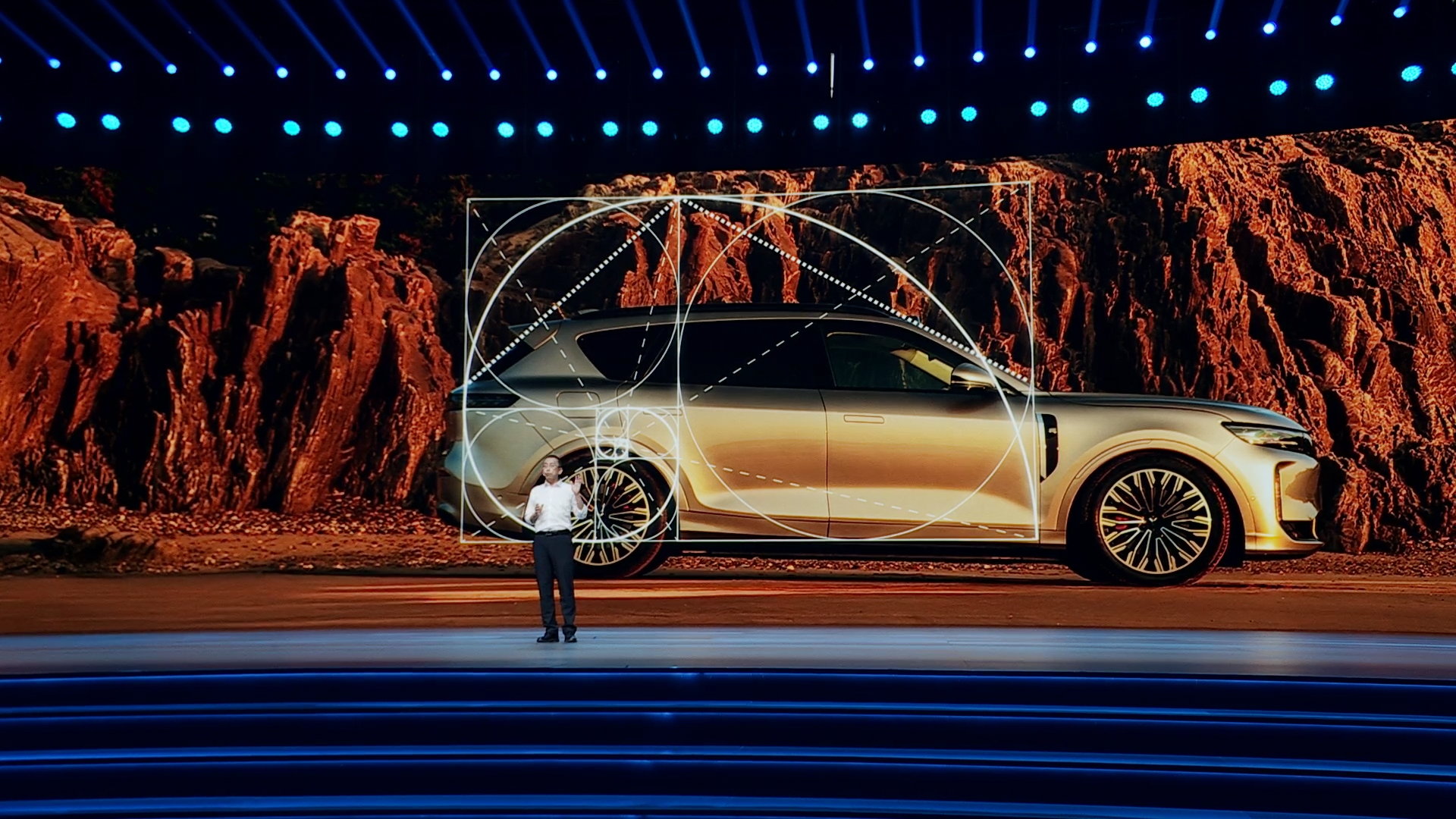 2025年7月12日，岚图汽车正式发布全新中大型智能增程SUV——岚图FREE+