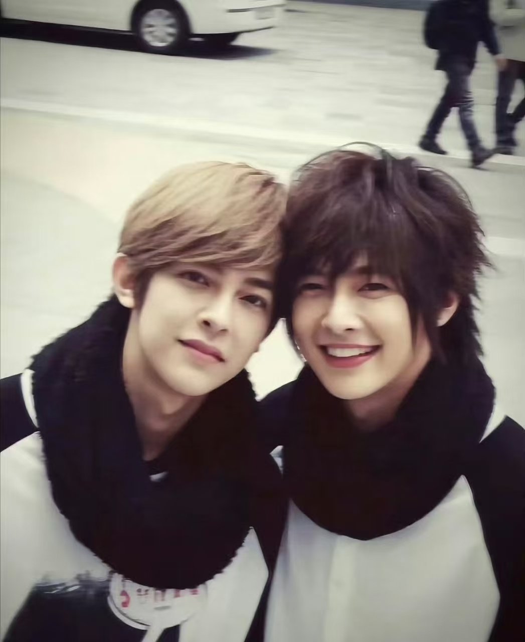 炎亚纶好明显的回味 细节杀直接封神！指尖不经意短暂触碰，分开之后炎亚纶回味感拉满