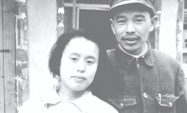 1979年廖汉生回乡到大女儿家吃饭，大女儿指着公公介绍：这是我爸爸。

1979