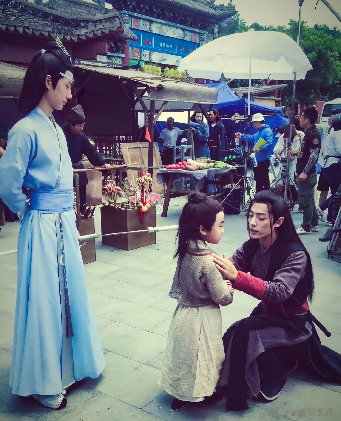 好喜欢这张图 一家三口稳稳的幸福[期待][期待] ​​​