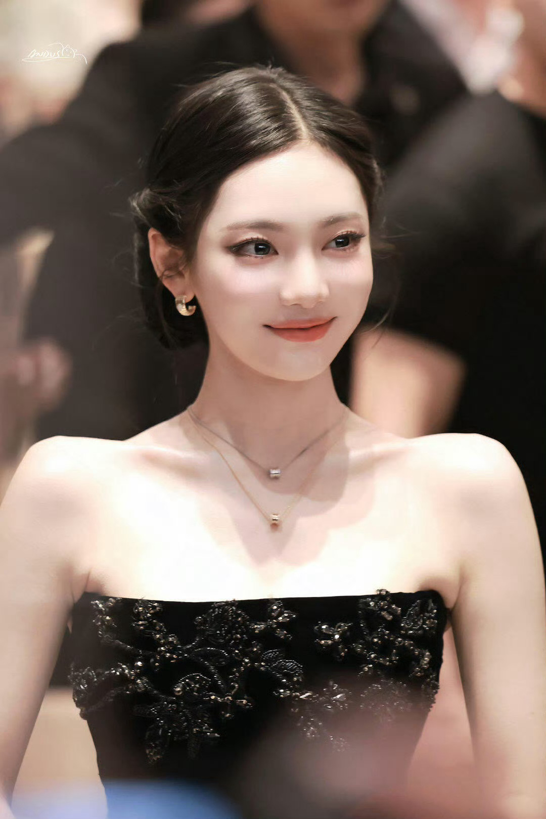 宁艺卓黑丝绒抹胸长裙宁艺卓这身完全黑天鹅珍珠公主，自己品吧！ 