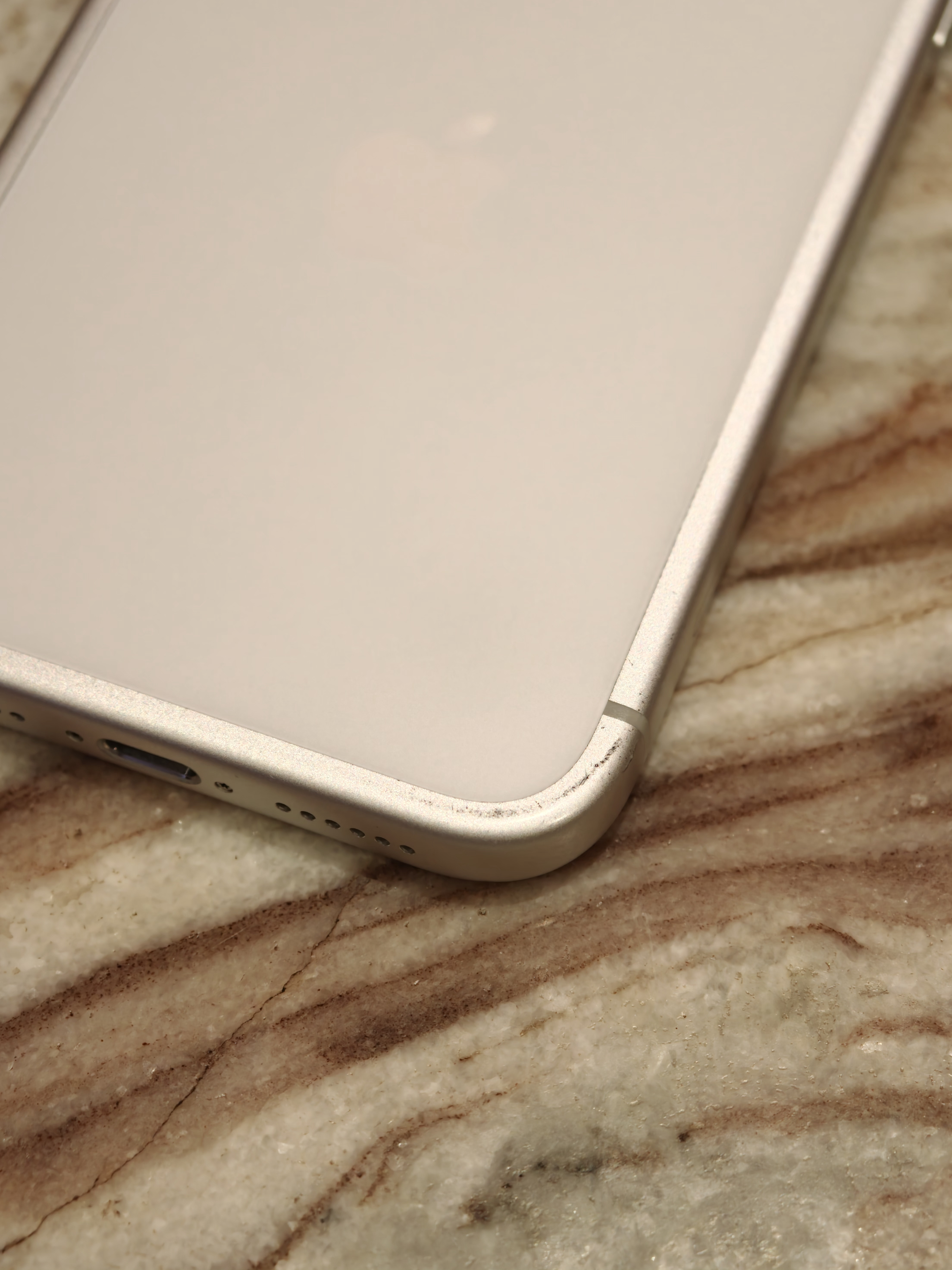 iPhone 17 Pro Max 银色，裸机使用未磕碰，机器已经开始掉漆了..