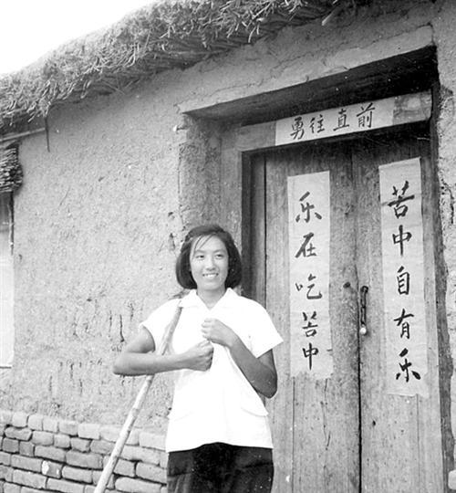 侯隽，女，1943年出生于天津。1962年高中毕业后放弃高考，响应“大办农业，大