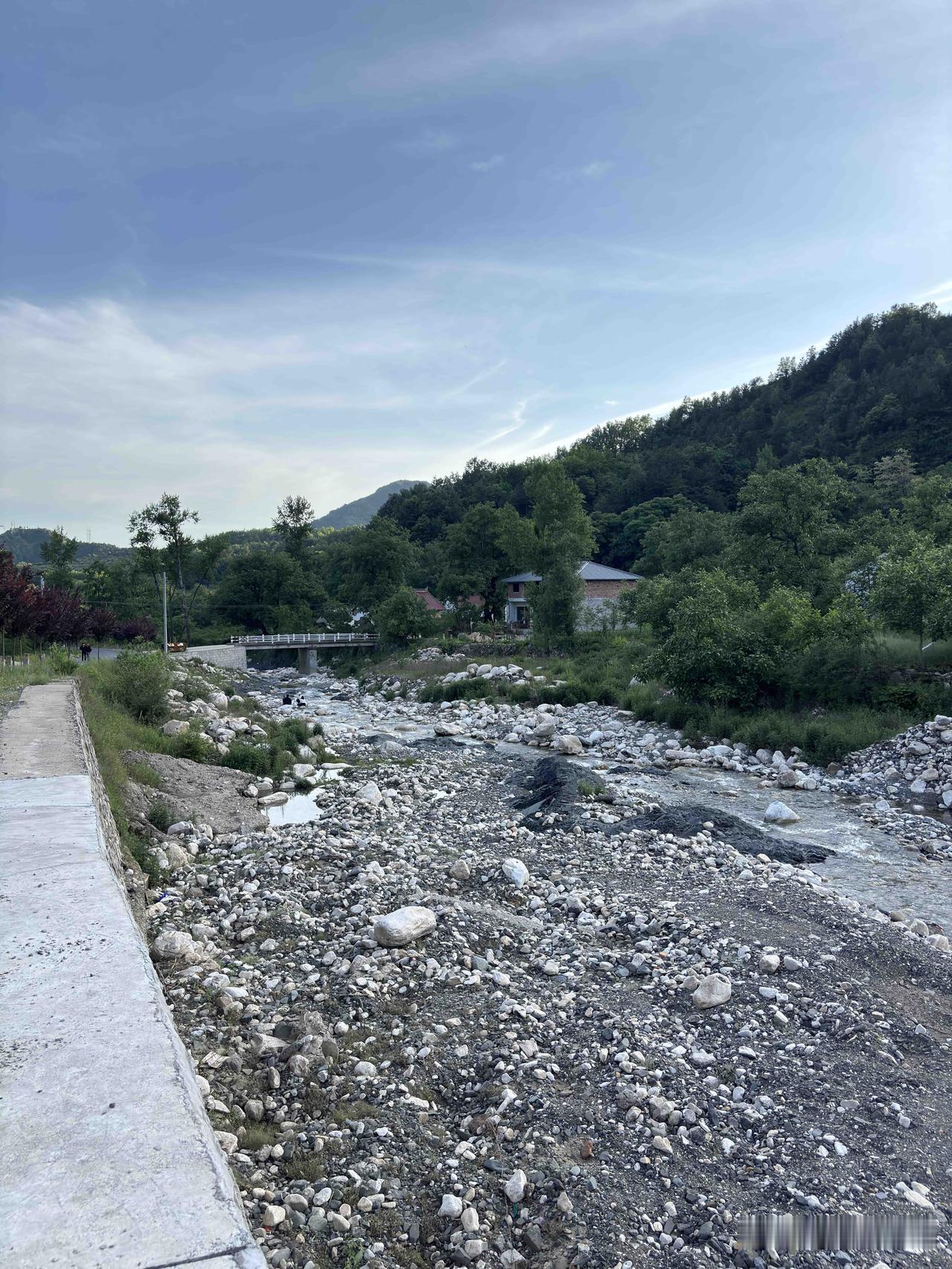 洛南县洛源镇河道随拍，这里的河道石头颜色发灰，和蓝田九灞路的石头颜色明显不同，像