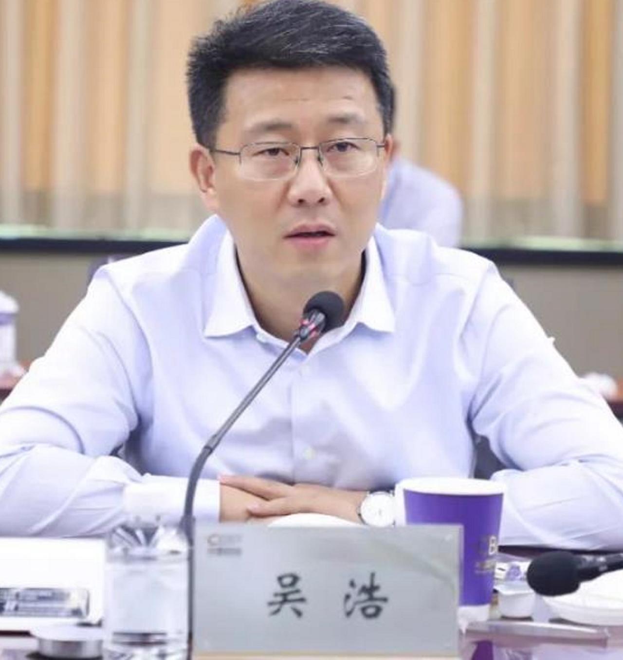 现在从跨界进入行政机关的，越来越多，但是出事的也不少。

国企的管理上，跟机关到