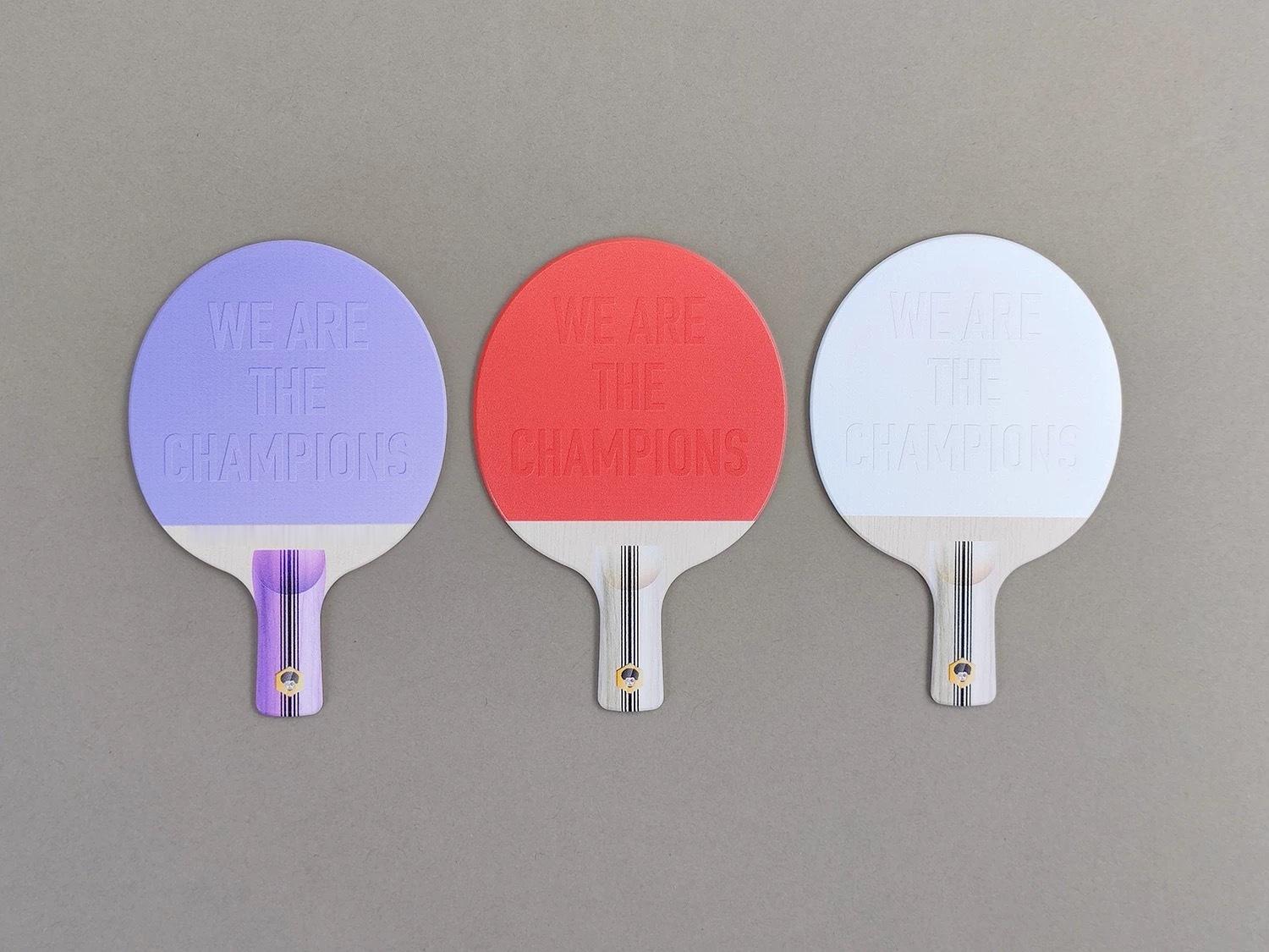 自带尾巴磁铁的小球拍引磁片粘力强，磁力也强，还有原创设计的图案，贴上手机壳，就是