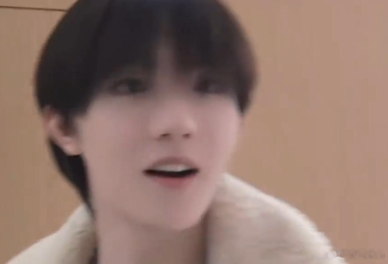 苏新皓 韩国 他也是时代峰俊的吗？叽里咕噜的小孩，还挺可爱 