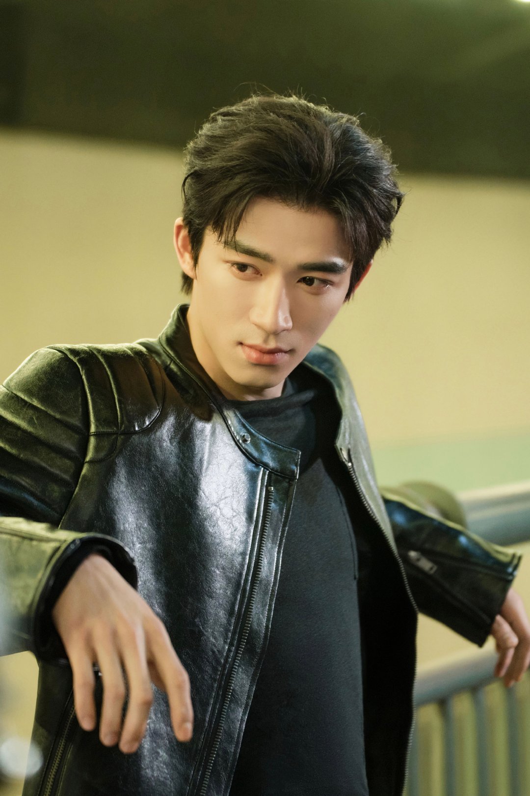 王星越听到粉丝喊脱掉的反应《告白》开机！王星越穿飞行员制服亮相，被粉丝喊“脱掉”