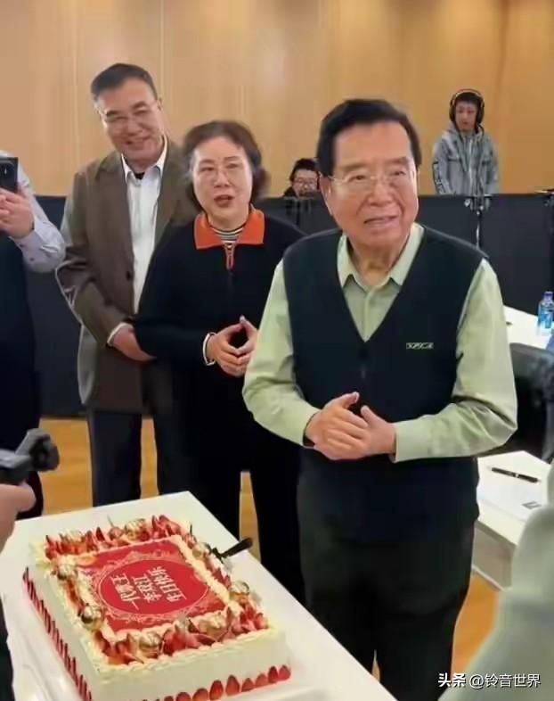 第一次感觉李双江老师老了。现在，脸垮塌的厉害，精气神也没有从前足，但他多少年的儒