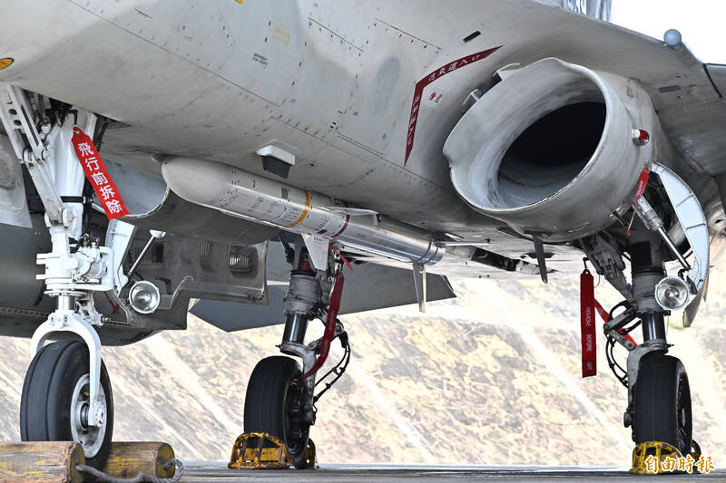 蛙媒称天剑2型中距空空导弹继小批量生产完成之后，“滑轨式”天剑2将于2027年开