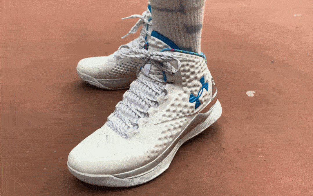 库里生日，今天就穿它去打球了！

Under Armour Curry 1「Sp