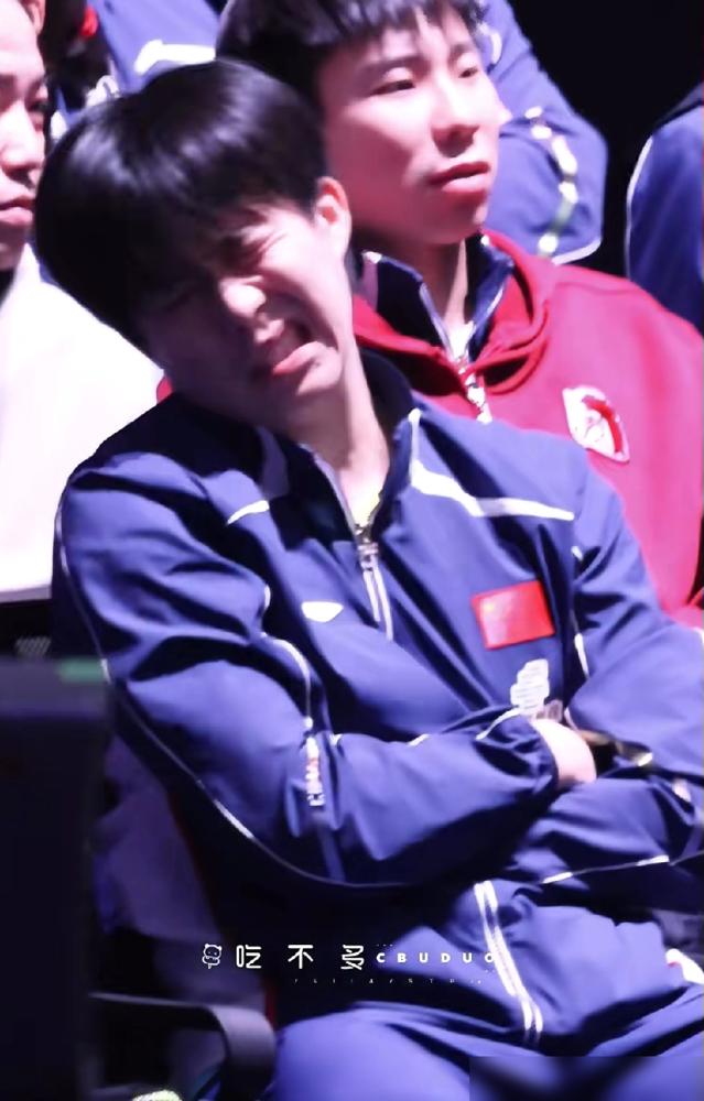 19岁摔拍禁赛3个月，如今他看队友打球，表情比场上还狰狞。
你见过观众席上的“