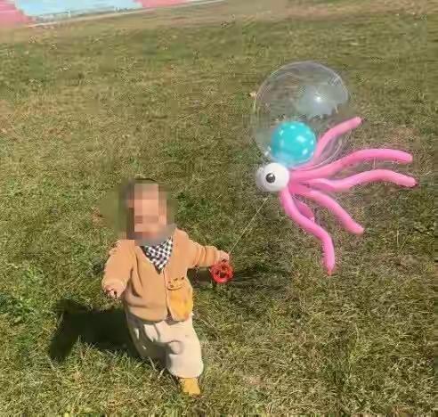 孩子手、脸都被烧伤！这种玩具千万别买

一位宝妈给孩子买了一个氢气球
然而玩着玩