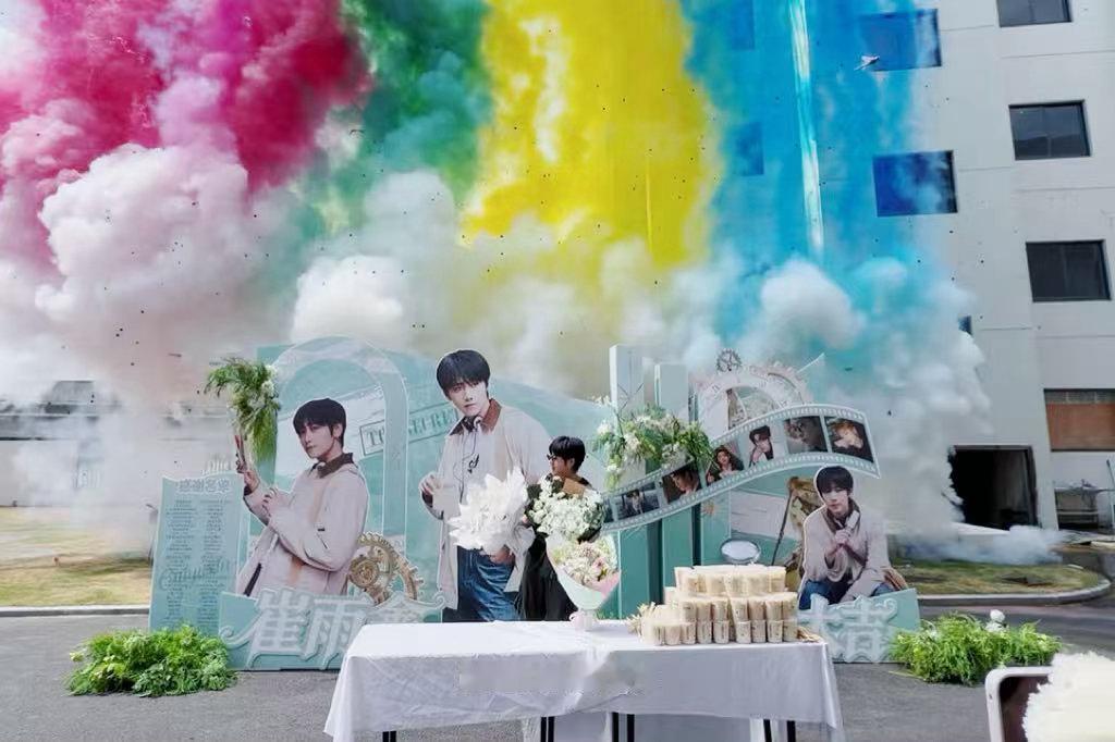 崔雨鑫新戏开机第一天就挨打首场戏便挑战情绪浓度极高的挨打戏份，眼底藏着不甘与委屈