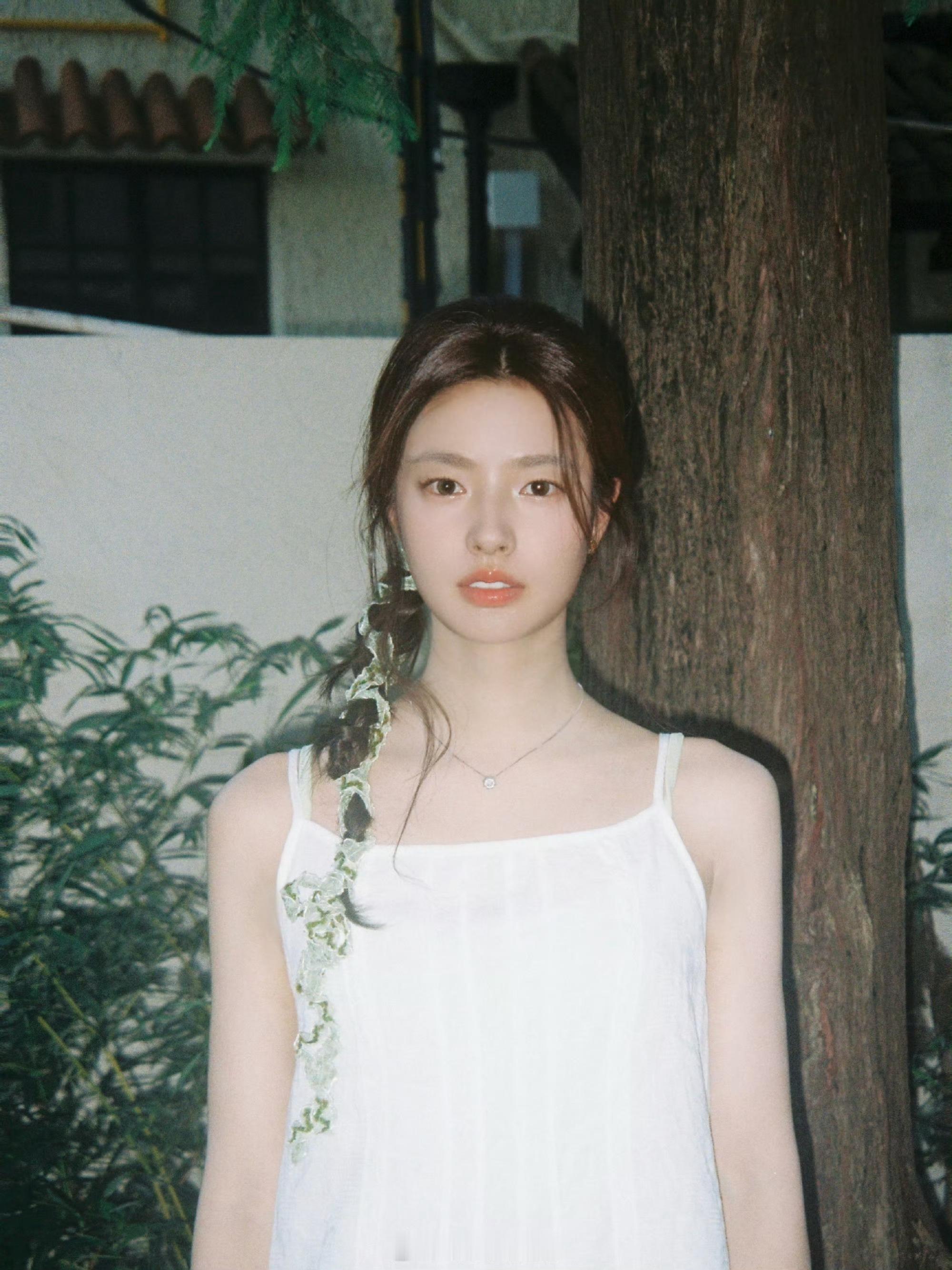 徐若晗沈星若徐若晗立春图好美 更新立春照片清新自然的白衣搭配侧麻花辫真的好美，好