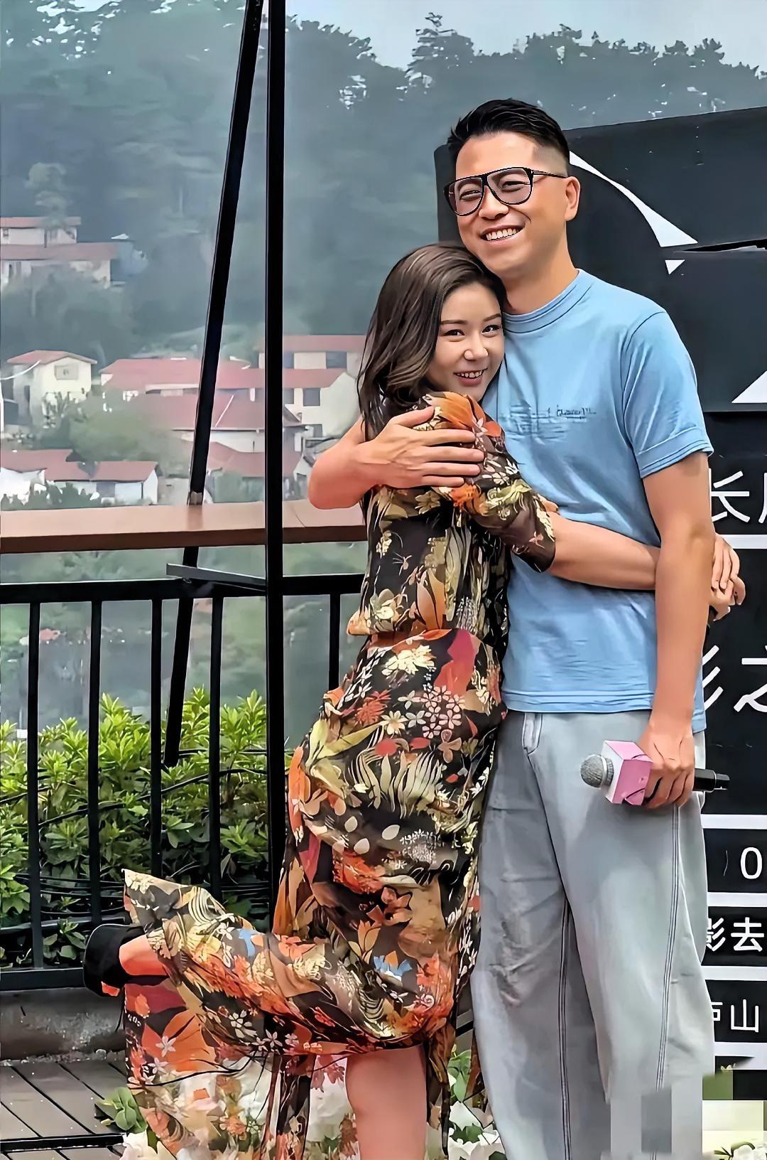 救命！王雷李小萌这张合照也太甜了吧✨
 
俩人紧紧相拥，脸上的笑容藏都藏不住，李