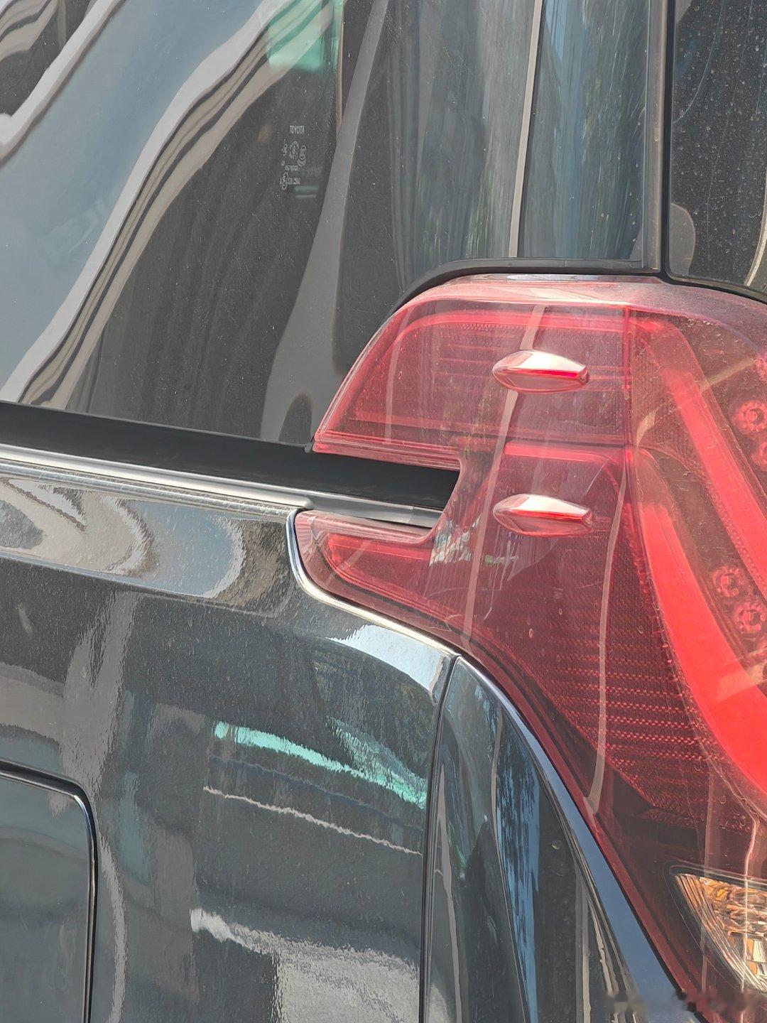 为什么埃尔法的滑轨要击穿尾灯的设计