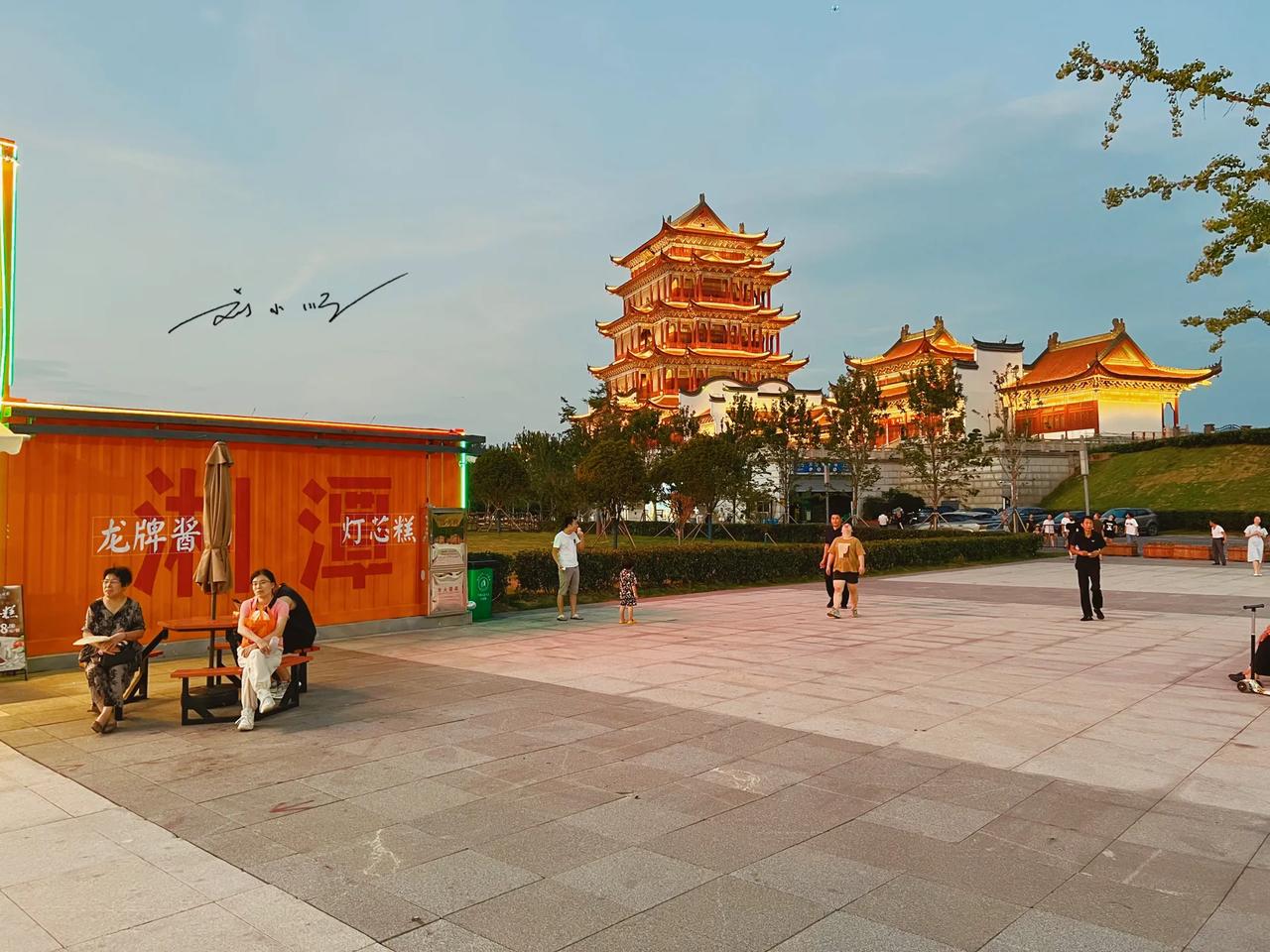 湖南省最大的集装箱市集，就在湘潭，刚开业没多久，已成为网红打卡点！

最近这段时