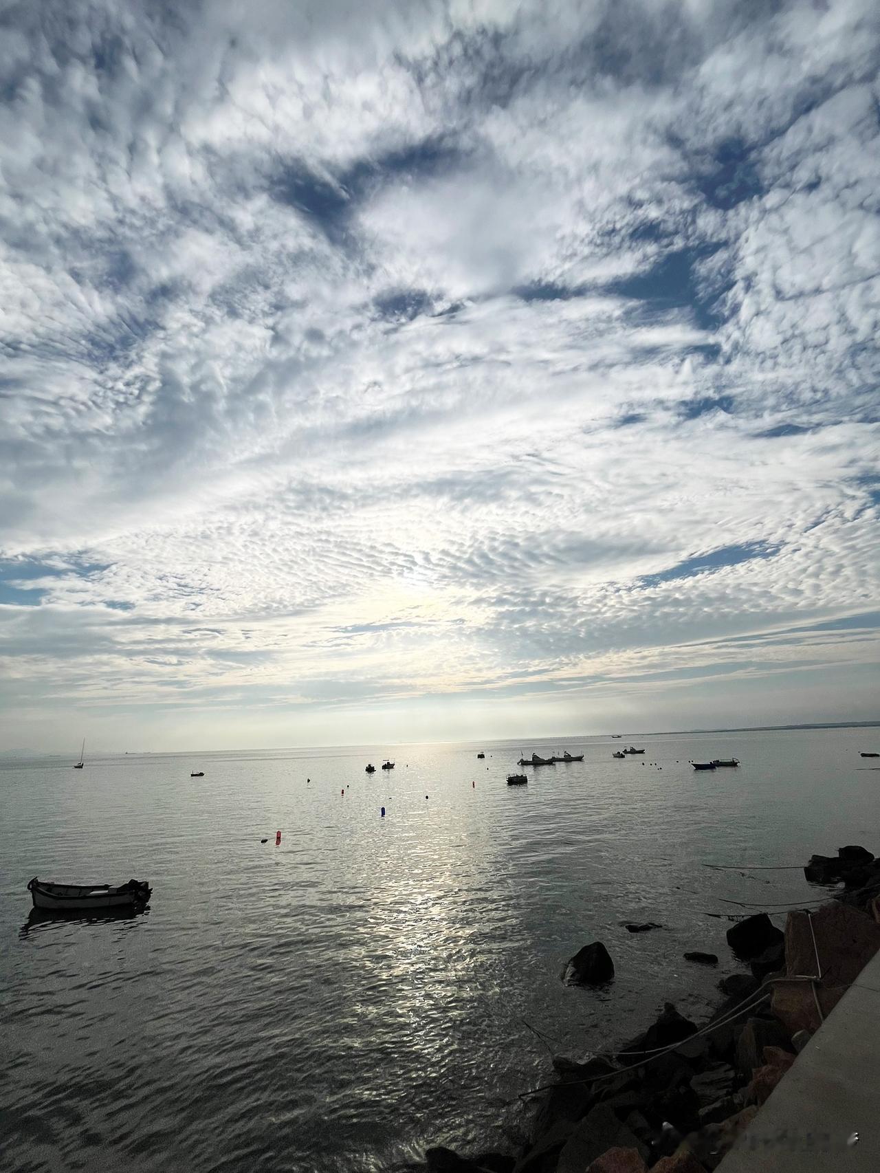 傍晚的海平面与天空，有着不一样的呈现。
