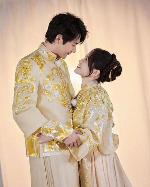 金莎否认怀孕 金莎媒体发布会孕相 金莎孙丞潇结婚后，小莎子在综艺节目中，身着宽松