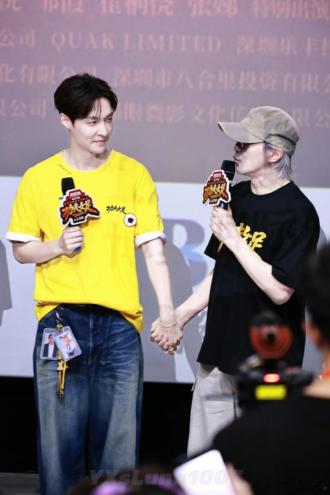 张艺兴挂在周星驰身上出来了周星驰张艺兴说悄悄话长沙路演双向温柔互动太好磕！张艺兴