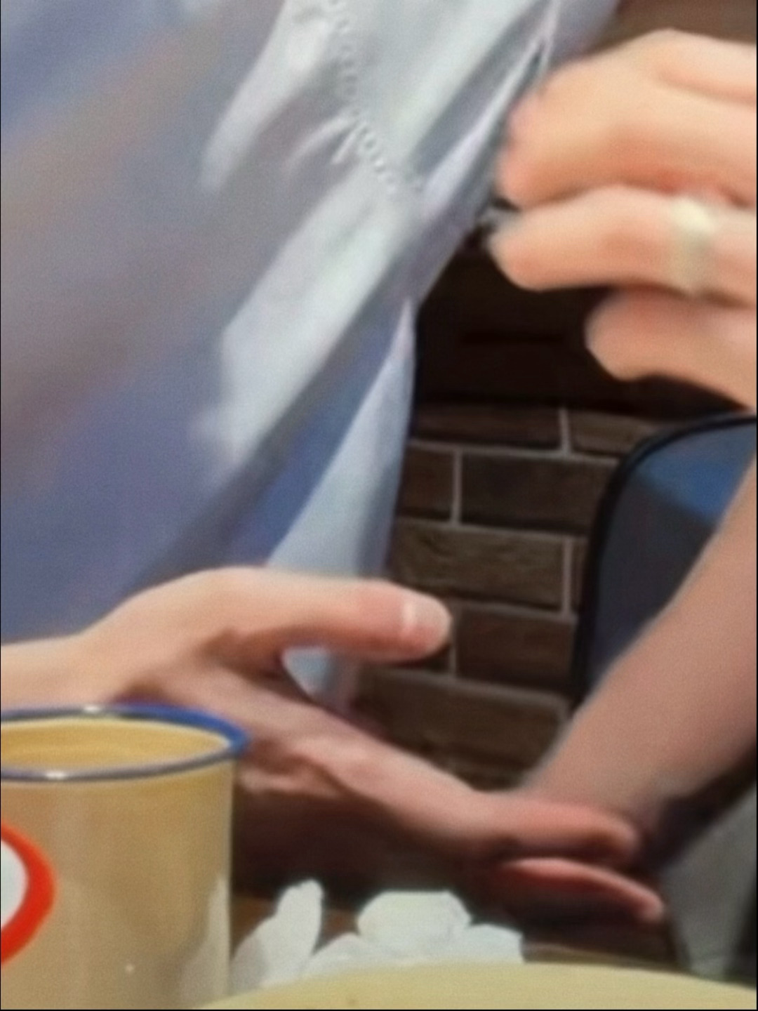 昨天三个抱抱里最苏的一个hw一只手摊开 一副稳稳当当等着老婆扑过来的样子另一只手
