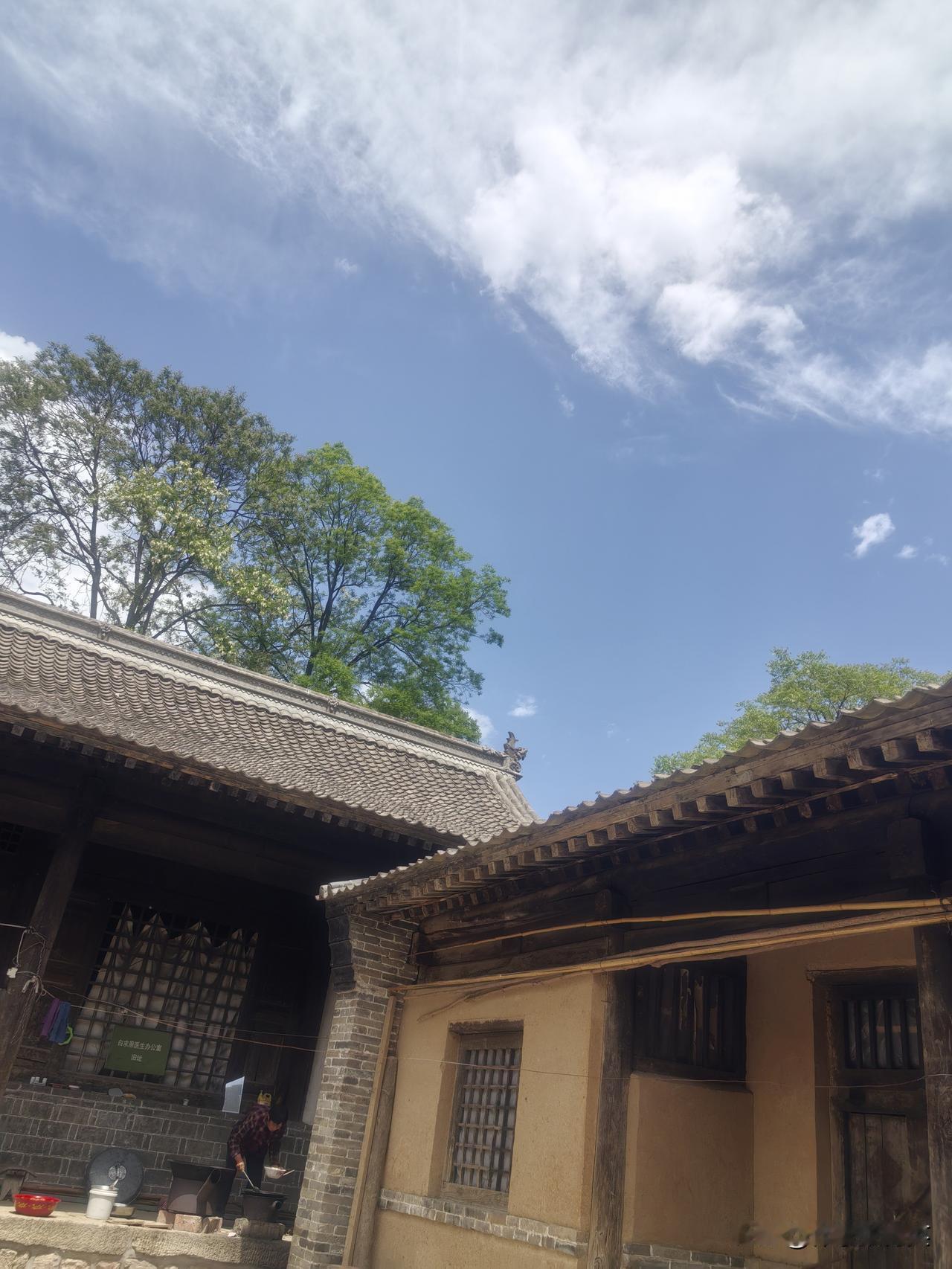 以前编剧肯花三集铺垫一个人物的弧光，现在三集就要走完相识、误会、和解、热吻。算法