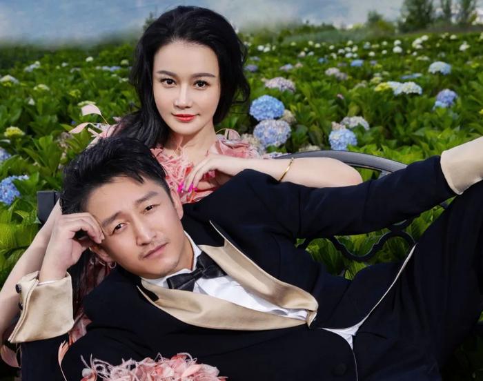 他们2006年在贵州线下活动相识，2011年于遵义结婚，早年还上过《爸爸去哪儿》