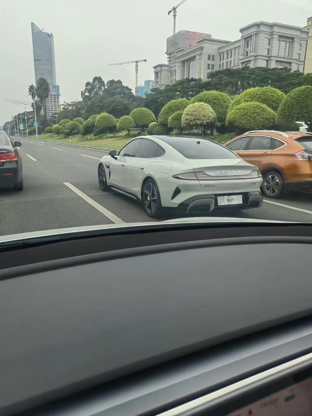 小米汽车是一点都不装了！无伪装路试真的来了，感觉路上的车都在拍它[捂脸]

目前