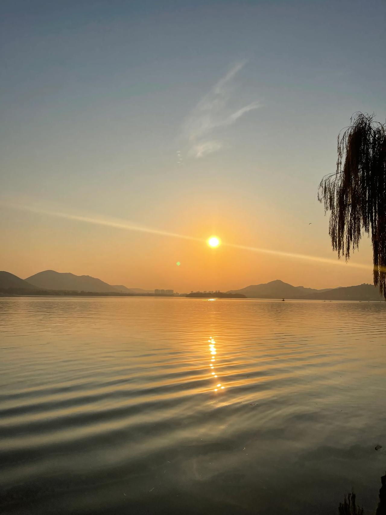 云龙湖畔好风光，山光水色共天长。
朝阳夕阳入画卷，流连忘返不思量。