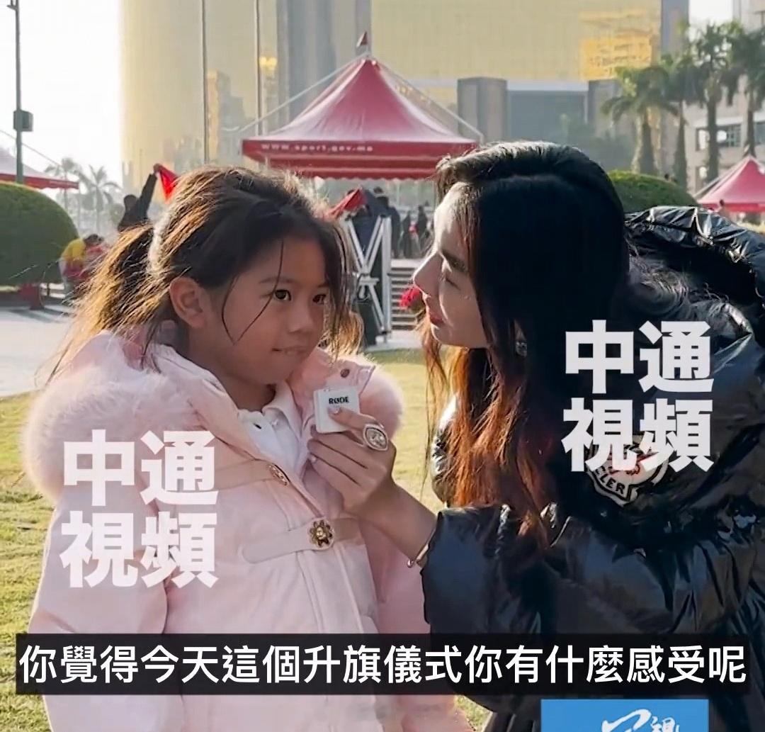 何超盈带女儿参加升旗礼  何超盈6岁女儿近照 何超盈女儿都6岁了，跟爸爸长得一模