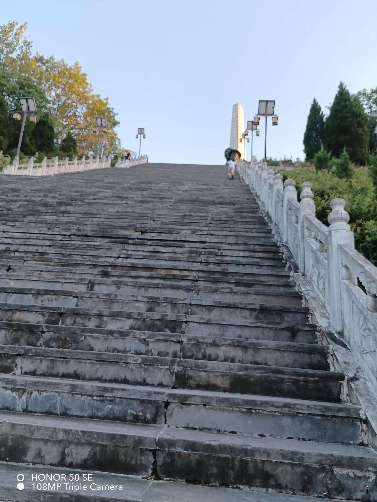 六霍起义纪念塔是很有意义的存在。它于2000年在独山拦山头兴建，还有邓小平同志的