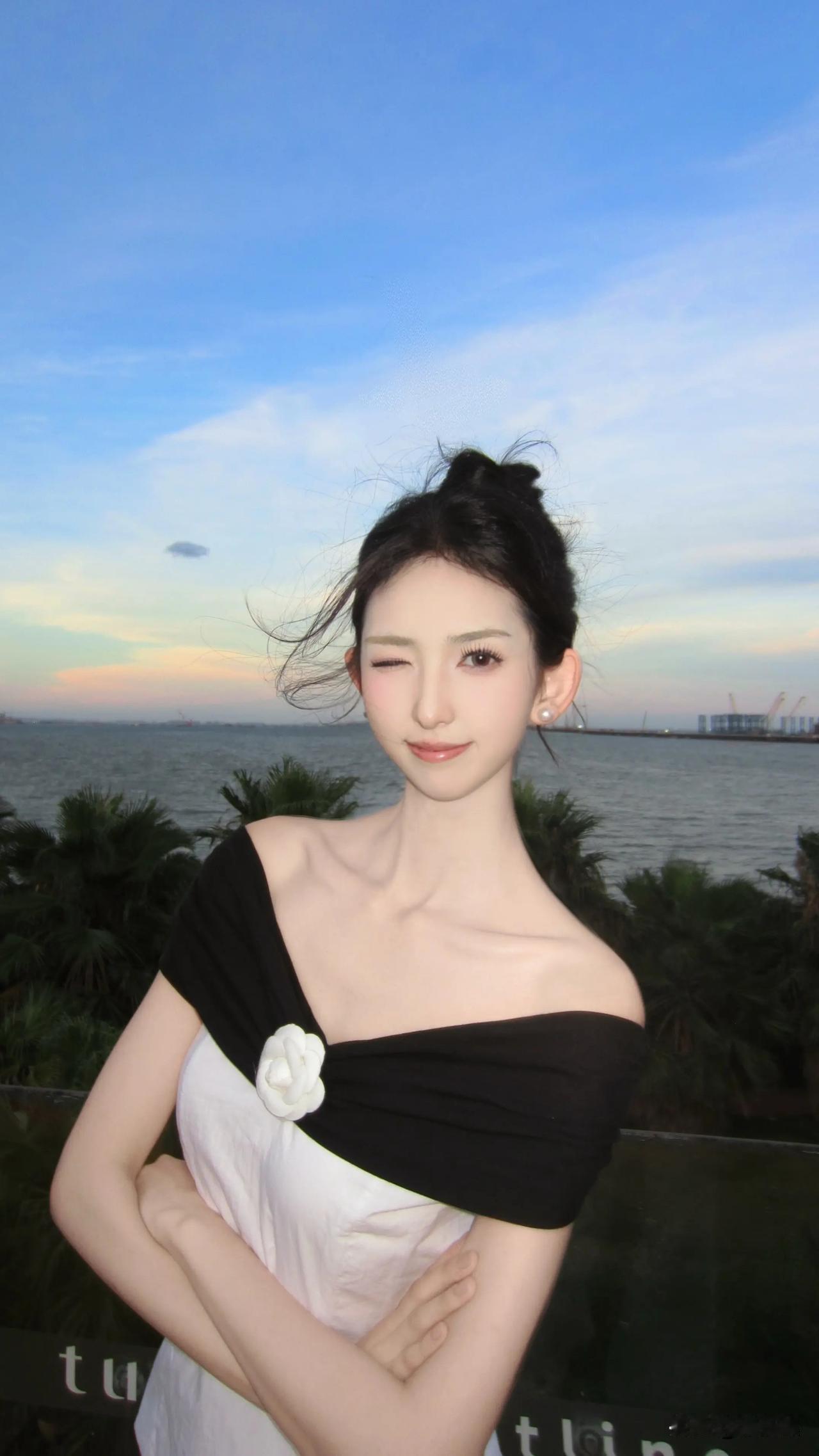 水天一色映佳人，花影摇曳似月明。