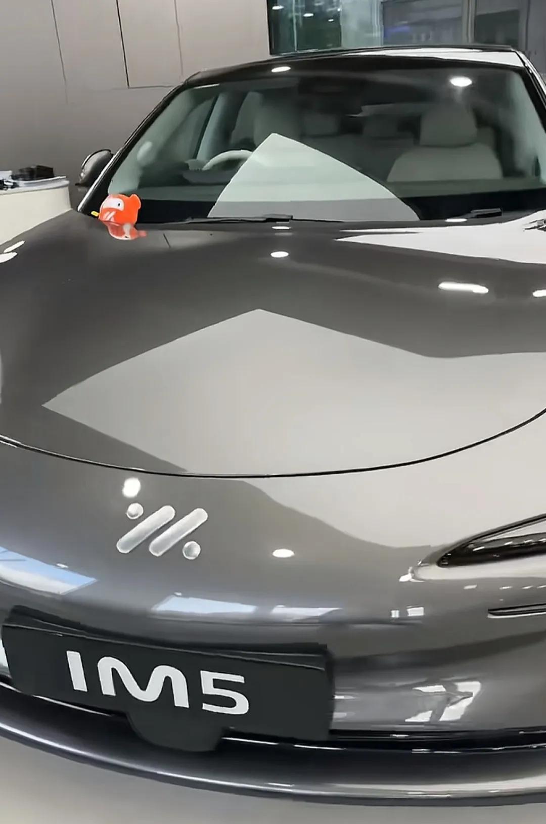 知名港星为爱妻购国产电动车，香港落地价快翻倍，多花17万仍觉很值！
4月13日，