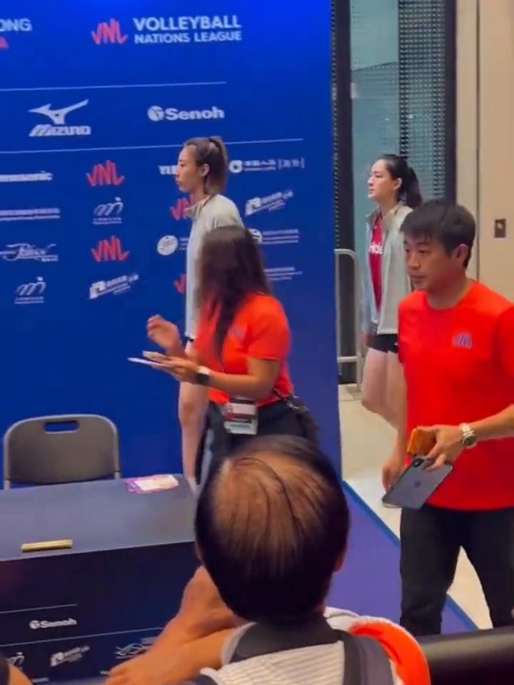 VNL2026中国女排香港签名会王奥芊、陈厚羽、龚翔宇。