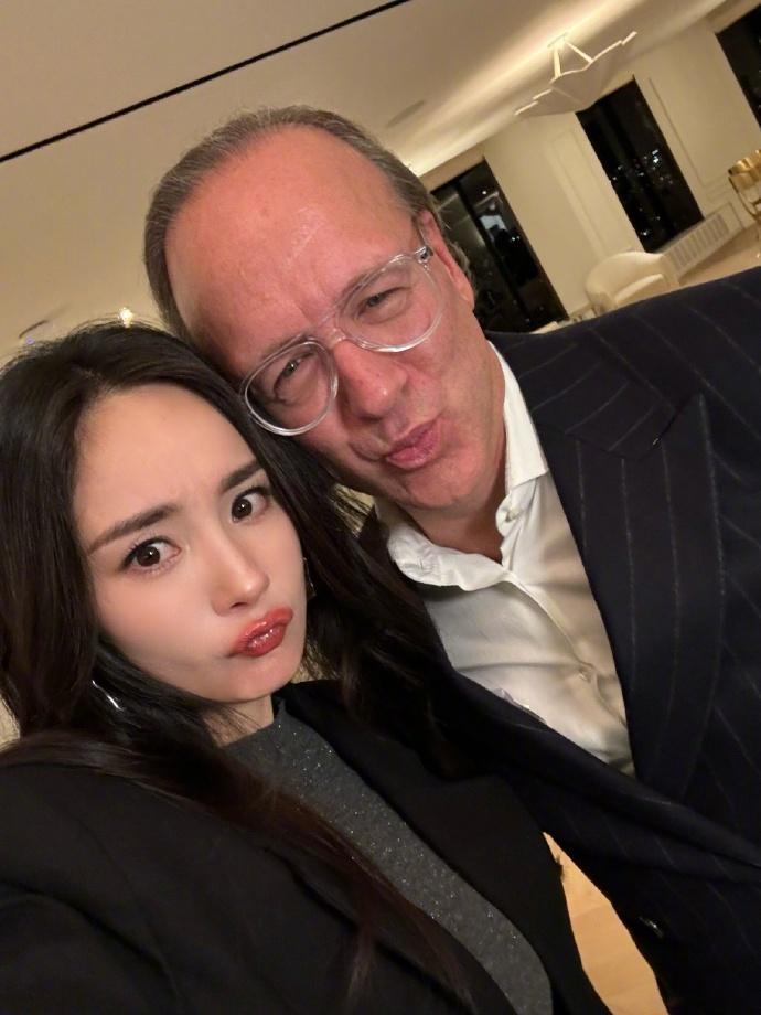 杨幂返程回家 在社交媒体的缤纷世界里，杨幂晒出的和朋友们的合照就像是一束束温暖而