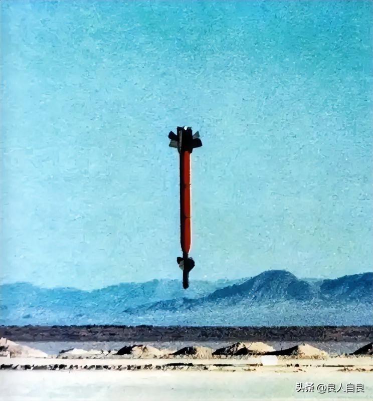 美军的一枚钻地弹，即将要没入地表！

你敢信，这枚钻地弹是在阿富汗战争期间，仅用