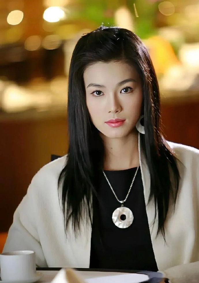 于娜靠吃缓解焦虑胖到230斤 超模跌落身材落差背后，是无人知晓的情绪内耗，靠吃缓